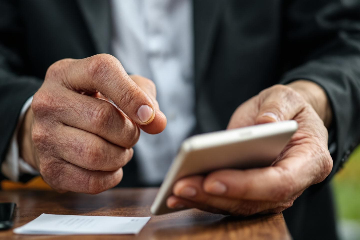 Hur köper man aktier? - Komplett guide för nybörjare 2026